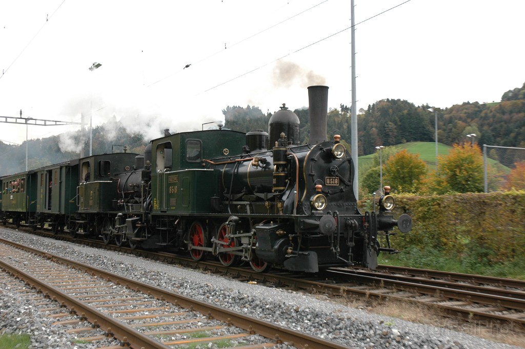 2654-0027-141012.jpg - DVZO E 3/3 8518 «Bäretswil» + E 3/3 10 / Bauma 14.10.2012