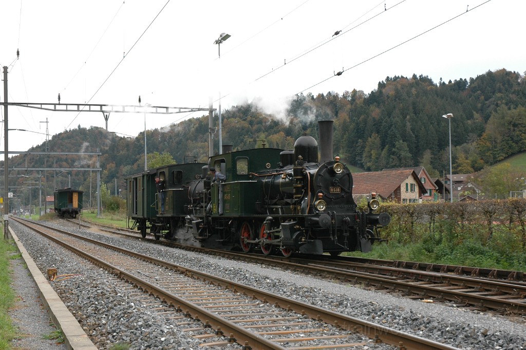 2655-0039-141012.jpg - DVZO E 3/3 8518 «Bäretswil» + E 3/3 10 / Bauma 14.10.2012
