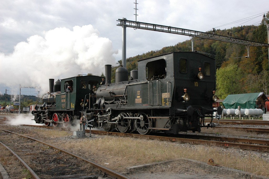 2657-0003-141012.jpg - DVZO E 3/3 8518 «Bäretswil» + E 3/3 10 / Bauma 14.10.2012