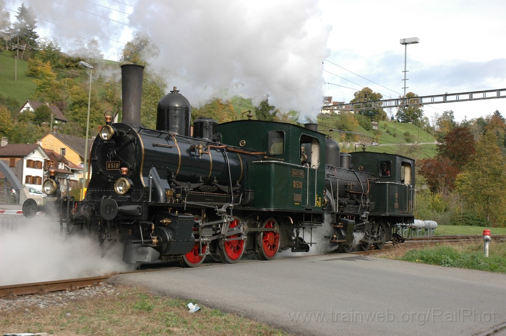 2657-0008-141012.jpg - DVZO E 3/3 8518 «Bäretswil» + E 3/3 10 / Bauma 14.10.2012