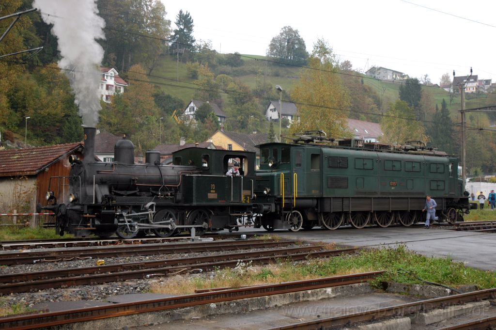 3328-0036-111014.jpg - DVZO E 3/3 10 + SBB-CFF Ae 4/7 10997 / Bauma 11.10.2014