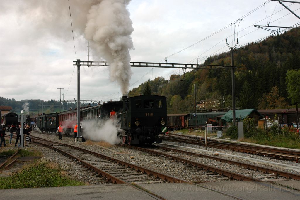 3339-0027-111014.jpg - DVZO E 3/3 8518 "Bäretswil" / Bauma 11.10.2014