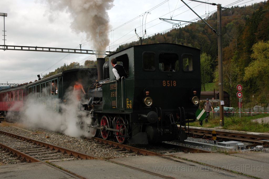 3339-0033-111014.jpg - DVZO E 3/3 8518 "Bäretswil" / Bauma 11.10.2014