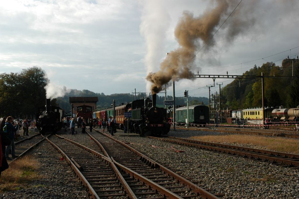 3345-0022-111014.jpg - JS Eb 2/4 35 + DVZO Tm IV 9529 + SCB Ed 2x2/2 196 / Bauma 11.10.2014