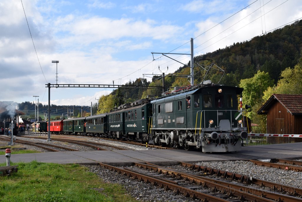 4203-0033-151016.jpg - DVZO Be 4/4 15 + Eurovapor BDe 3/4 43 "Möhl Apfelsaft-Express" / Bauma 15.10.2016
