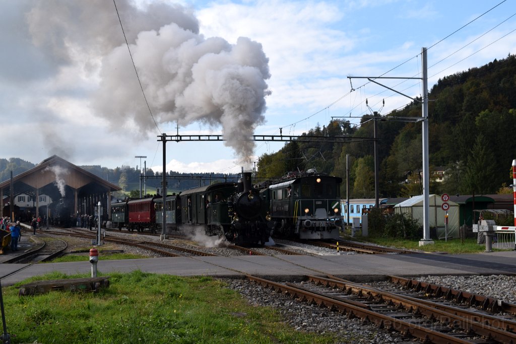 4204-0019-151016.jpg - DVZO Be 4/4 15 + VHE Ed 3/4 2 + VHMThB Ec 3/5 3 "Choli" / Bauma 15.10.2016