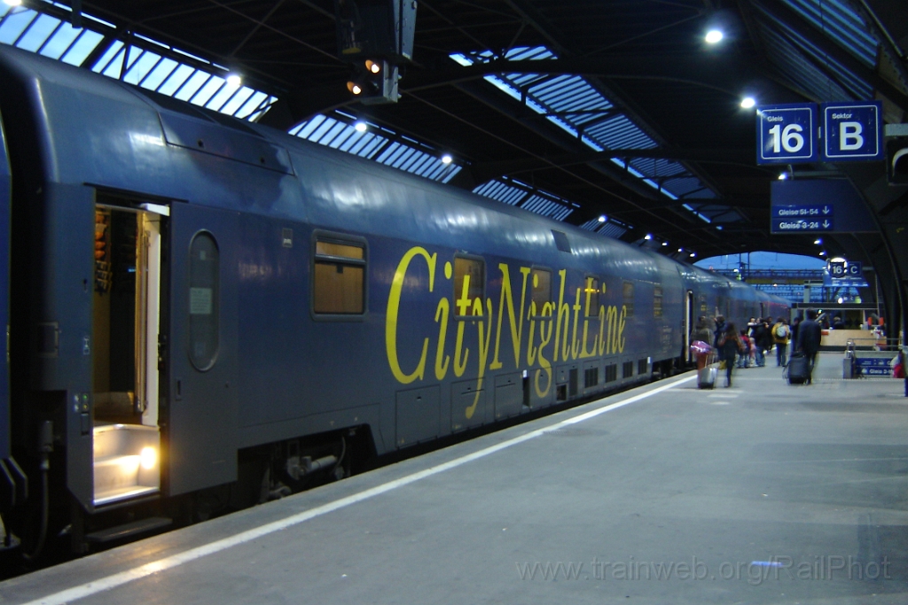 1151-0047-170406.jpg - CNL WLABm 61 85 06-94 313-2 / Zürich HB 17.4.2006