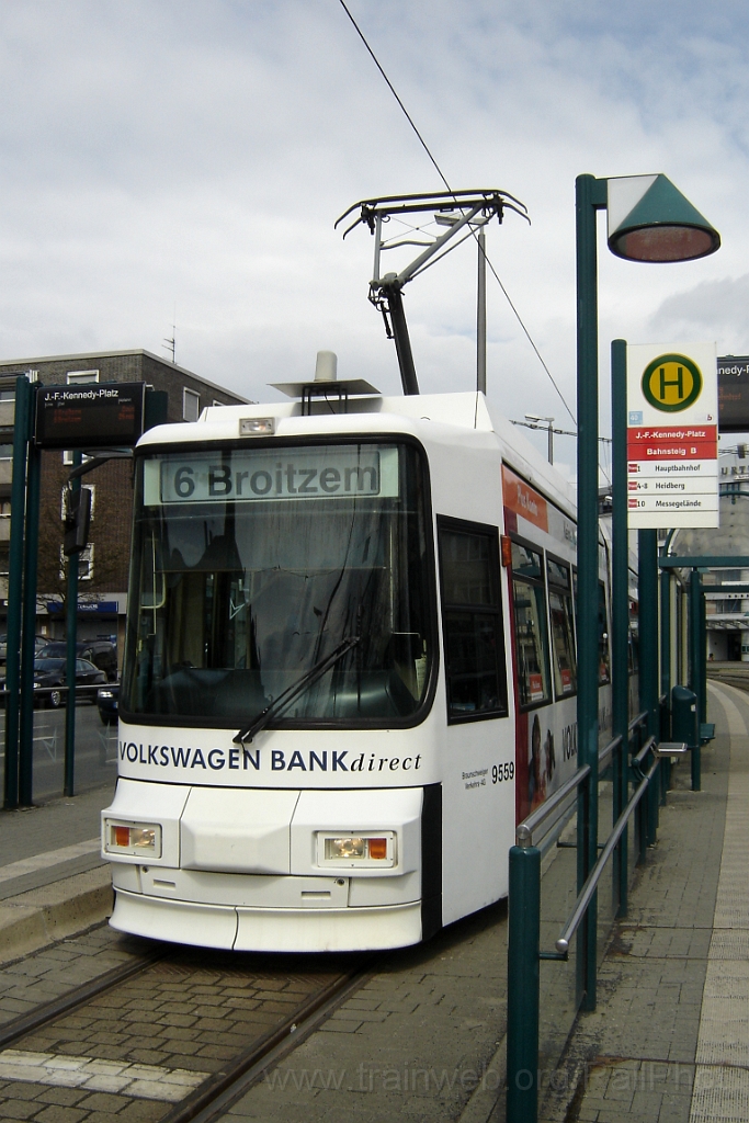1152-0025-180406.jpg - BVAG Tw.9559 "Volkswagen Bank direkt" / John F.Kennedy-Platz 18.4.2006