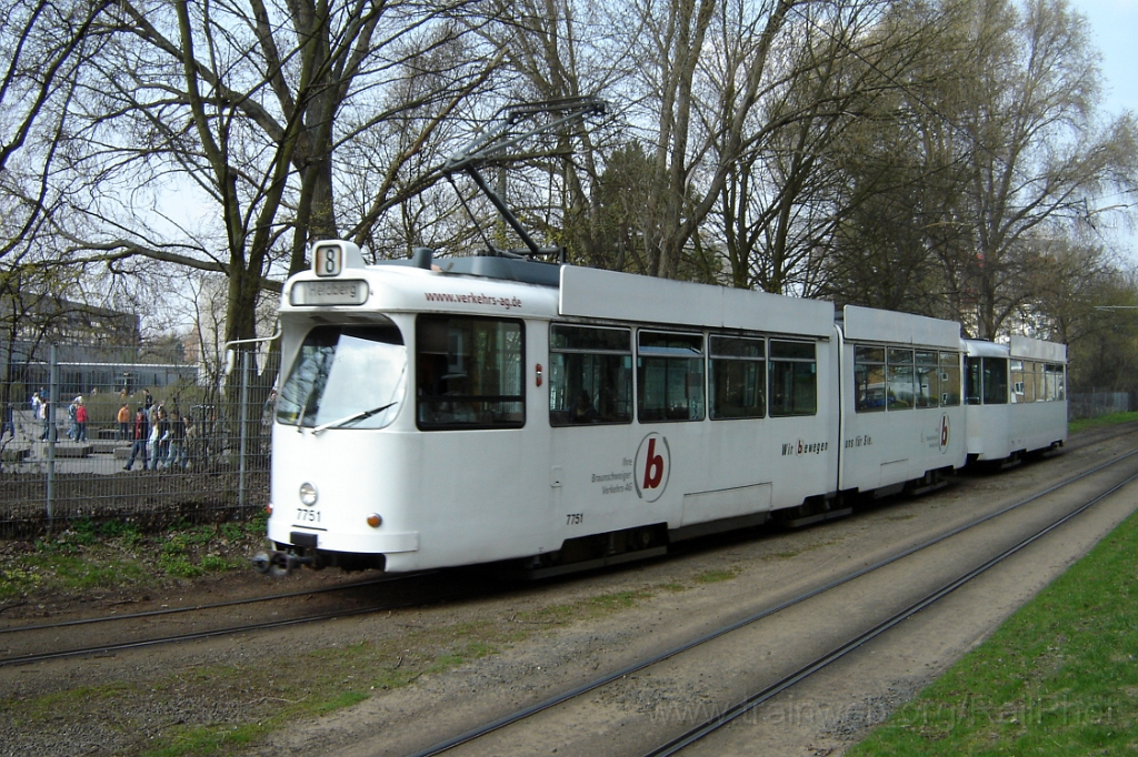 1157-0001-200406.jpg - BVAG Tw.7751 + R 7773 / Heidberg Anklamstrasse 20.4.2006