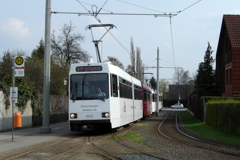1158-0004-200406.jpg - BVAG Tw.8152 + R 8176 "A-Plus Apotheke" / Volkmarode Grenzweg 20.4.2006