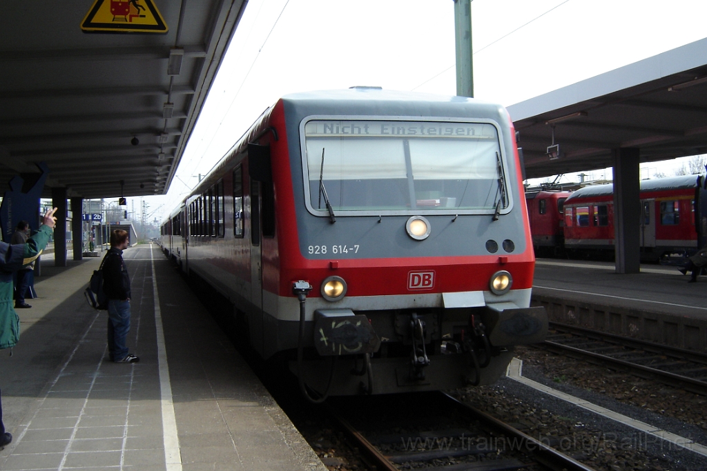 1158-0021-210406.jpg - DBAG 928.614-7 / Braunschweig Hbf 21.4.2006