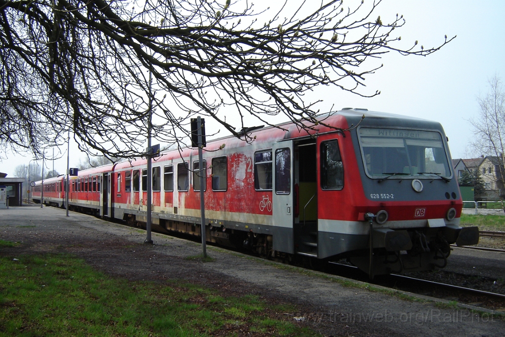 1158-0023-210406.jpg - DBAG 628.552-2 / Wittingen 21.4.2006