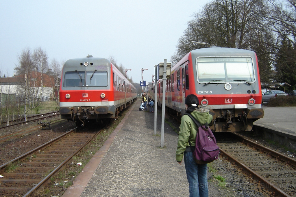 1158-0030-210406.jpg - DBAG 928.552-9 + 614.025-5 / Wittingen 21.4.2006