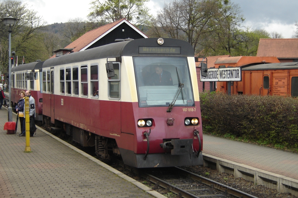 1162-0049-230406.jpg - HSB 187.018-7 + 187.019-5 / Wernigerode-Westerntor 23.4.2006