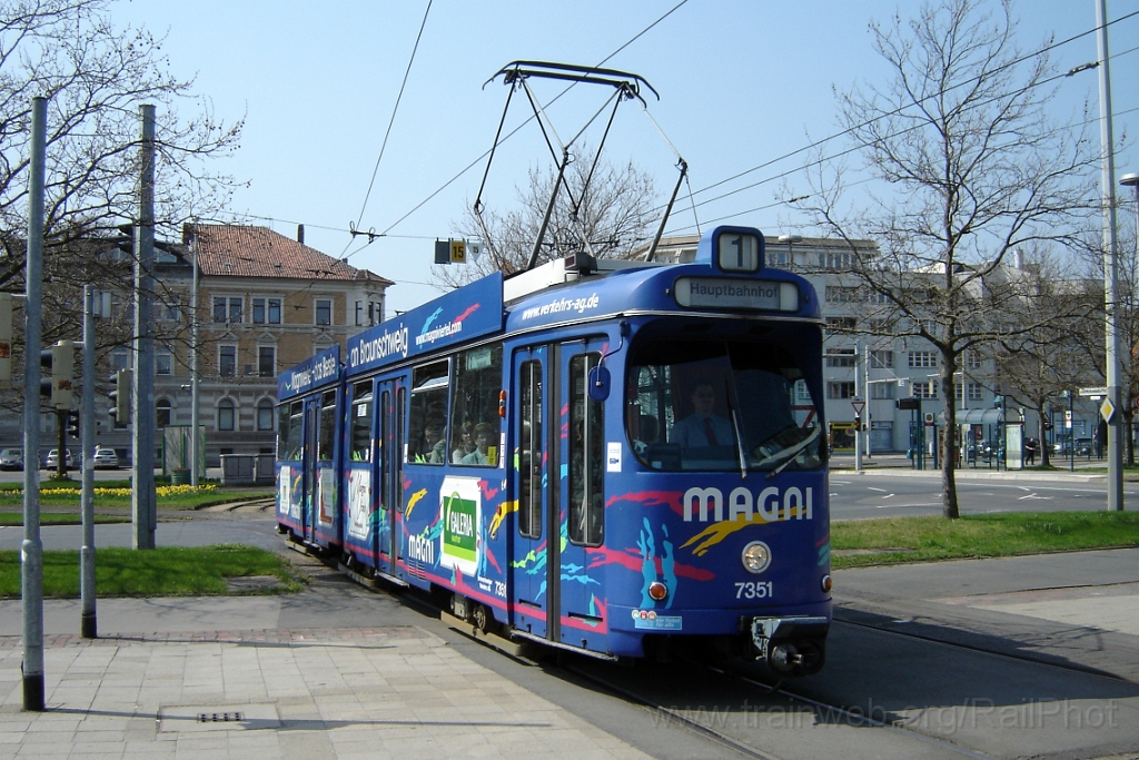 1167-0017-250406.jpg - BVAG Tw.7351 "Magnitor" / John F.Kennedy-Platz 25.4.2006