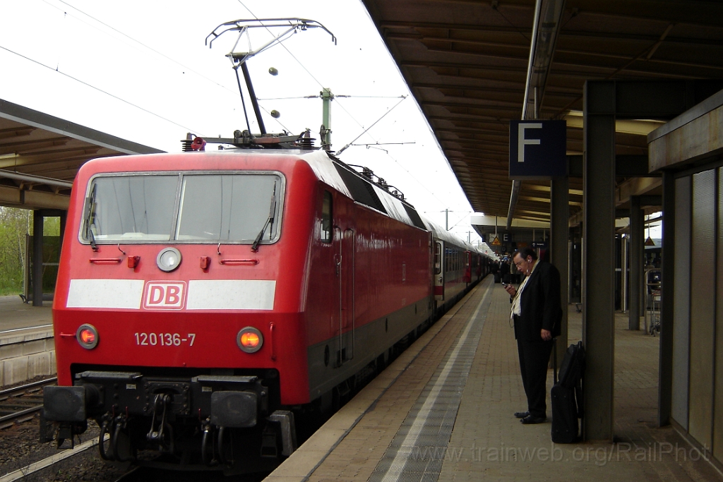 1170-0011-270406.jpg - DBAG 120.136-7 / Braunschweig Hbf 27.4.2006