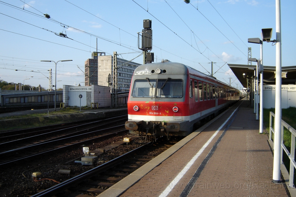 1173-0020-020506.jpg - DBAG 614.064-4 / Braunschweig Hbf 2.5.2006