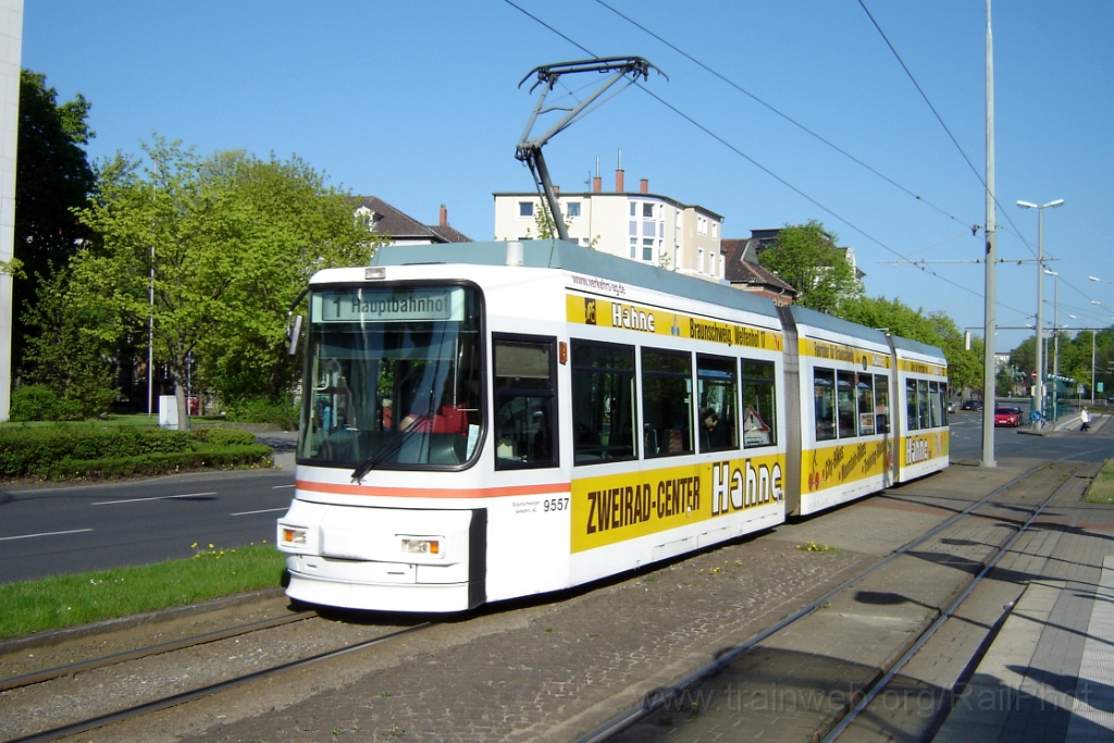 1173-0034-030506.jpg - BVAG Tw.9557 "Zweirad-Center Hahne" / Campestraße 3.5.2006