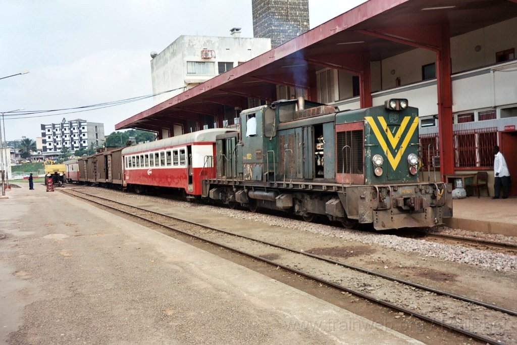 0972-0005.jpg - Camrail BB 1102 / Yaoundé-Voyageurs 16.7.2004