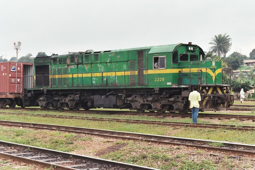 0972-0020.jpg - Camrail CC 2228 / Yaoundé-Marchandises 17.7.2004