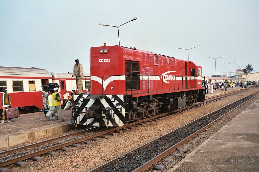 0973-0008.jpg - Camrail CC 2213 (Yaoundé-Voyageurs 18.7.2004
