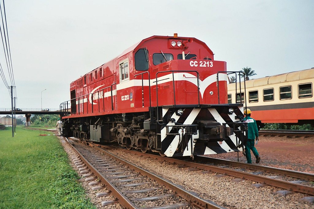 0973-0009.jpg - Camrail CC 2213 (Yaoundé-Voyageurs 18.7.2004