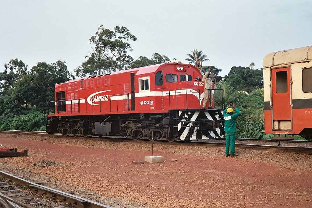 0973-0011.jpg - Camrail CC 2213 (Yaoundé-Voyageurs 18.7.2004