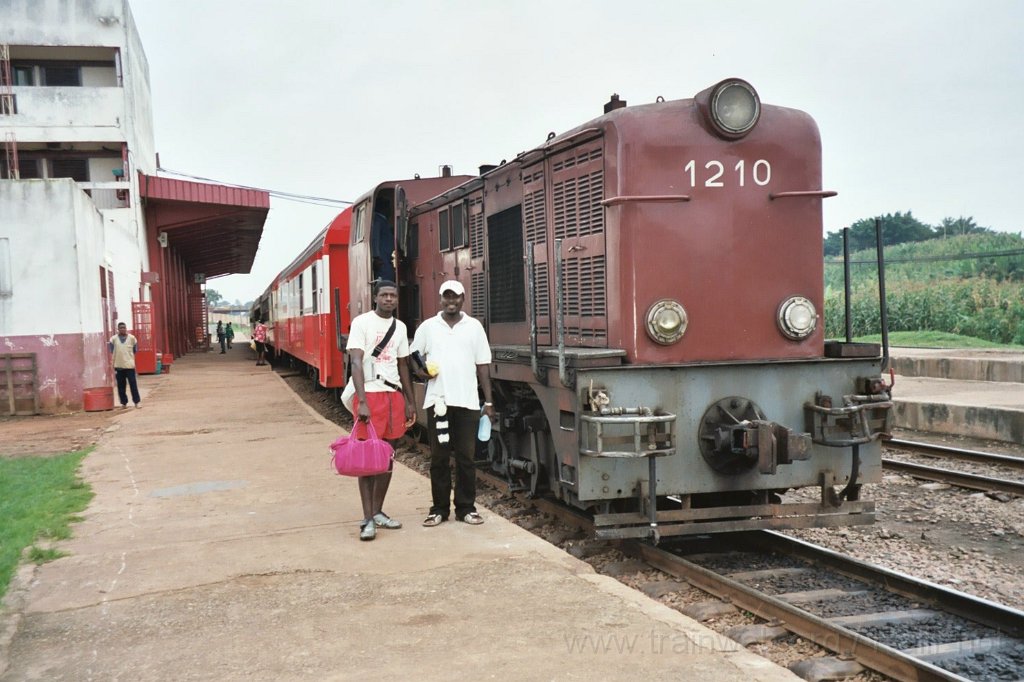 0974-0001.jpg - Camrail BB 1210 / Yaoundé-Voyageurs 20.7.2004