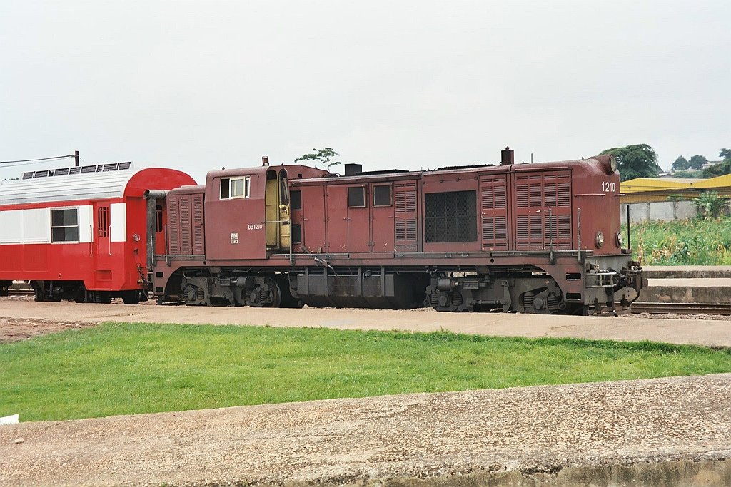 0974-0004.jpg - Camrail BB 1210 / Yaoundé-Voyageurs 20.7.2004