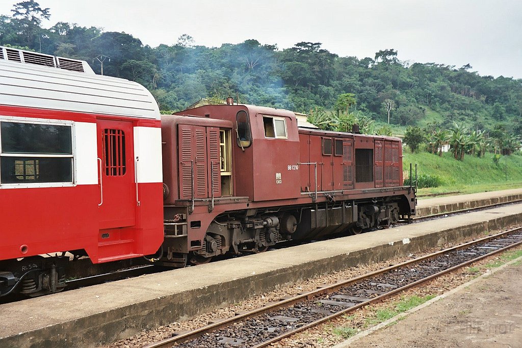 0974-0015.jpg - Camrail BB 1210 / Eséka 20.7.2004