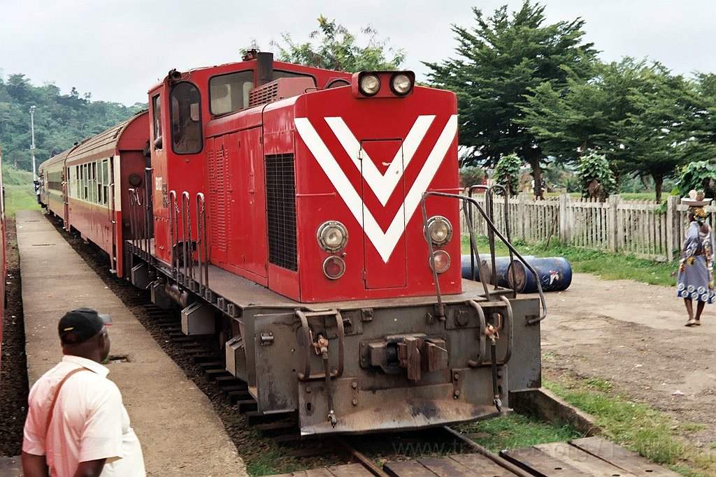 0974-0019.jpg - Camrail BB 1107 / Eséka 20.7.2004