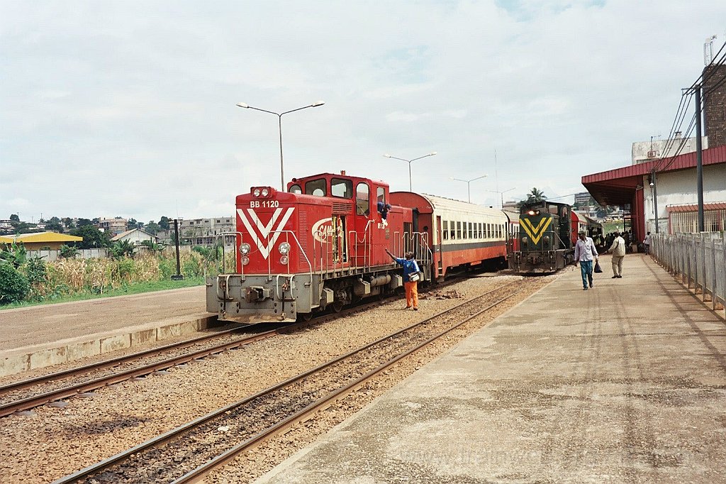 0979-0011.jpg - Camrail BB 1120 + 1117 / Yaoundé-Voyageurs 31.7.2004