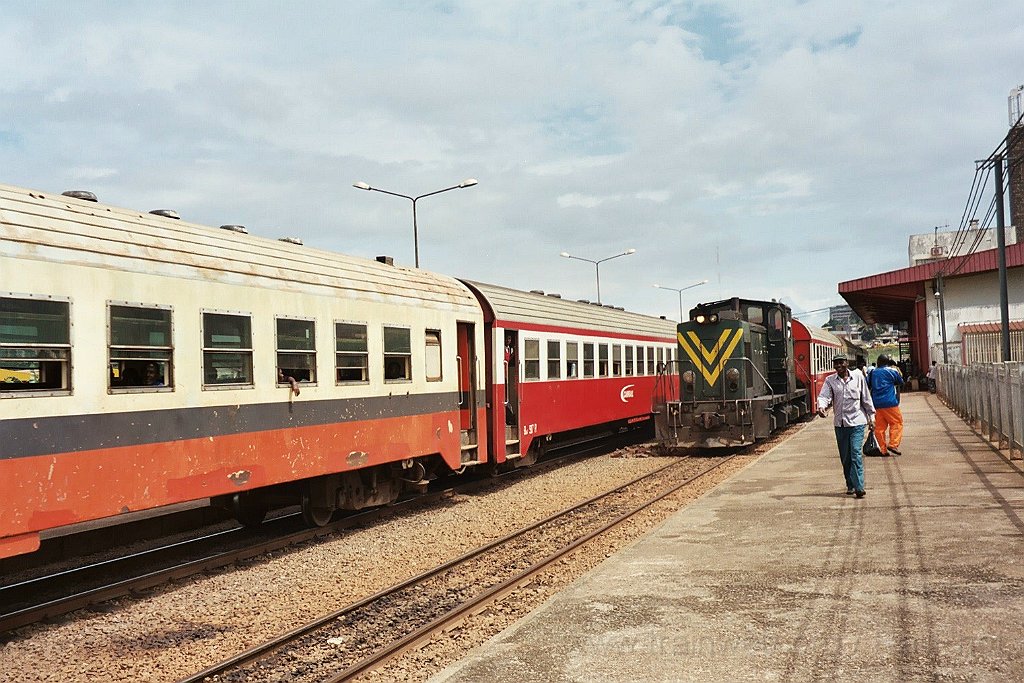0979-0012.jpg - Camrail BB 1117 / Yaoundé-Voyageurs 31.7.2004