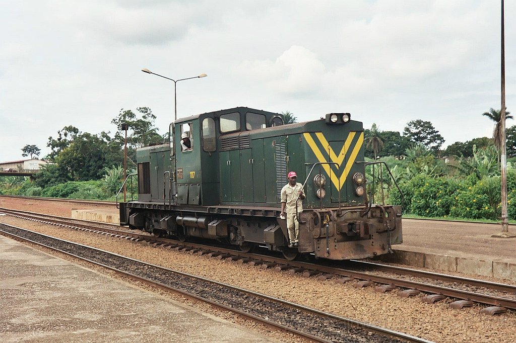 0979-0014.jpg - Camrail BB 1117 / Yaoundé-Voyageurs 31.7.2004