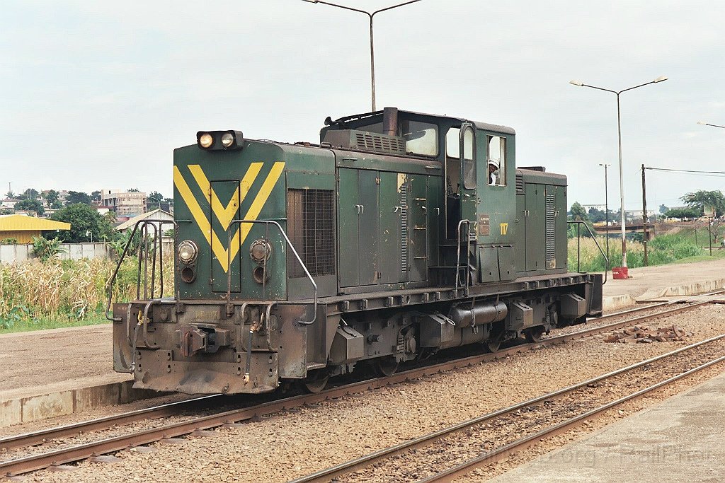 0979-0016.jpg - Camrail BB 1117 / Yaoundé-Voyageurs 31.7.2004