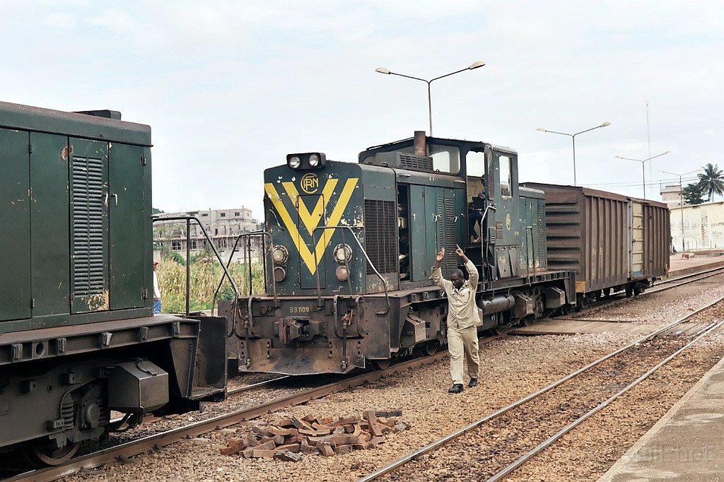 0979-0022.jpg - Camrail BB 1109 / Yaoundé-Voyageurs 31.7.2004