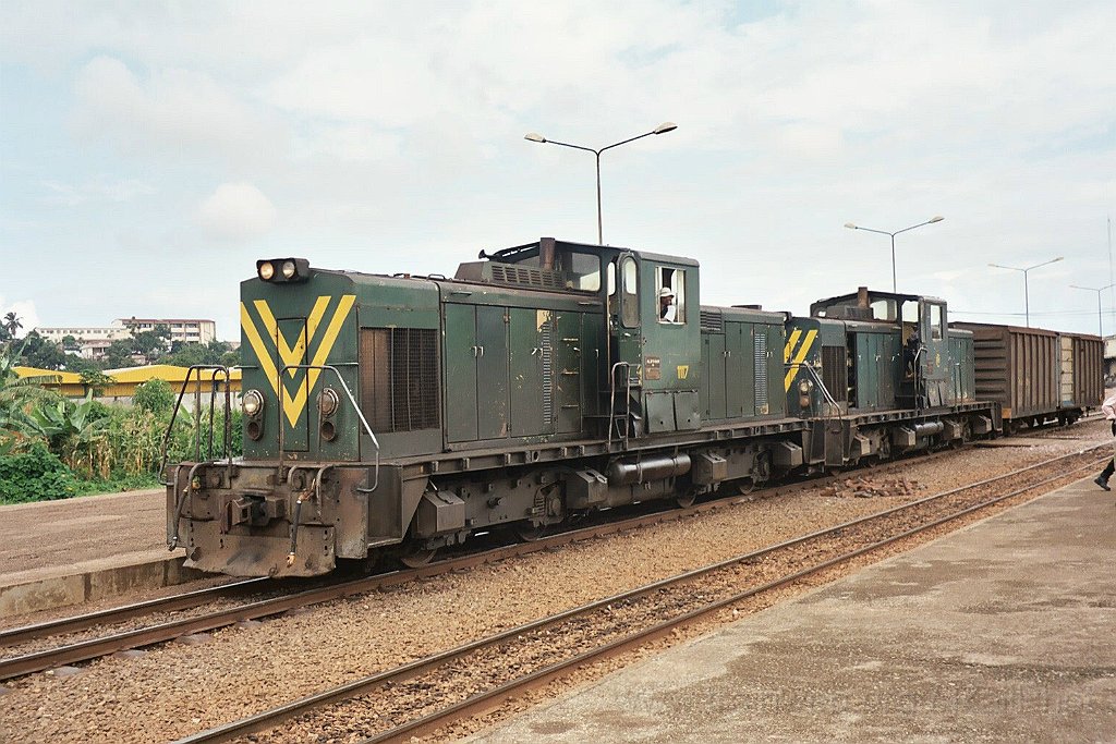 0979-0025.jpg - Camrail BB 1117 + 1109  / Yaoundé-Voyageurs 31.7.2004