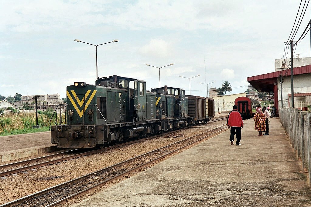0979-0027.jpg - Camrail BB 1117 + 1109  / Yaoundé-Voyageurs 31.7.2004