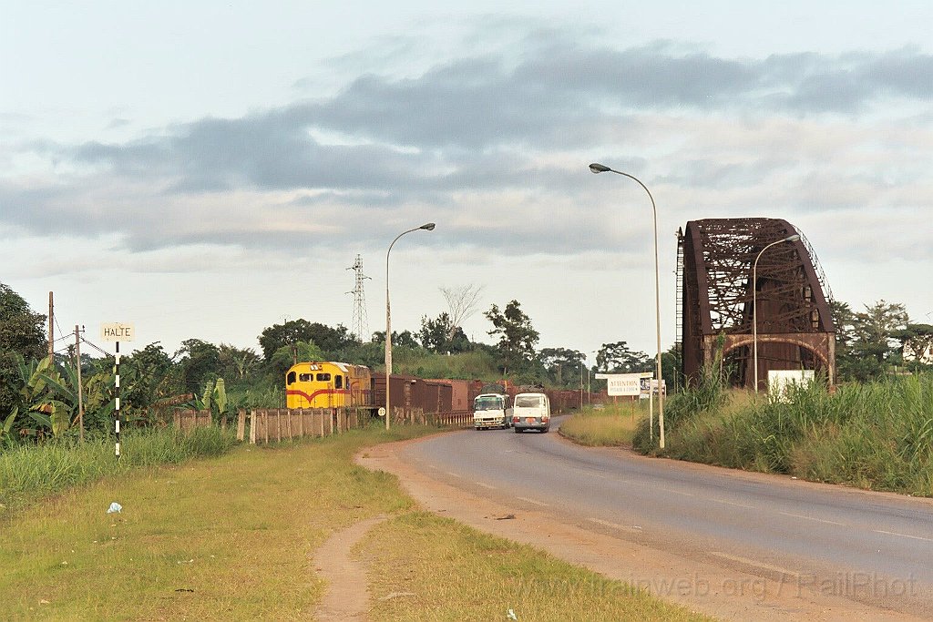 0979-0034.jpg - Camrail CC 2209 / Edéa (Pont de la Sanaga) 1.8.2004