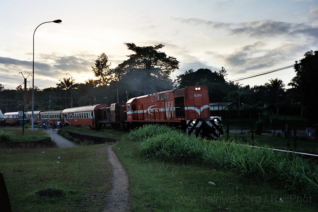 0979-0037.jpg - Camrail CC 2213 + BB 1210 / Edéa (Pont de la Sanaga) 1.8.2004