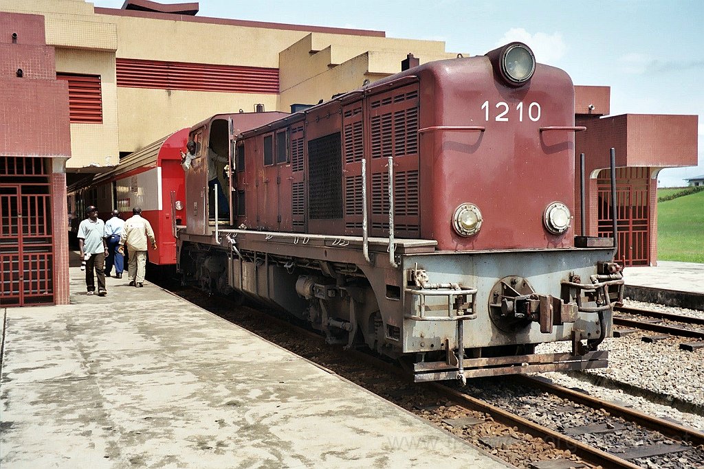 0980-0004.jpg - Camrail BB 1210 / Douala - Bessengué 2.8.2004