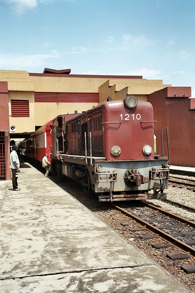 0980-0005.jpg - Camrail BB 1210 / Douala - Bessengué 2.8.2004