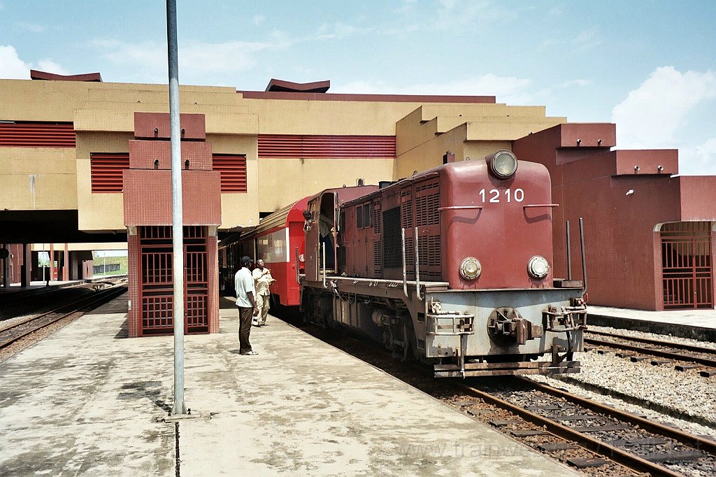 0980-0006.jpg - Camrail BB 1210 / Douala - Bessengué 2.8.2004