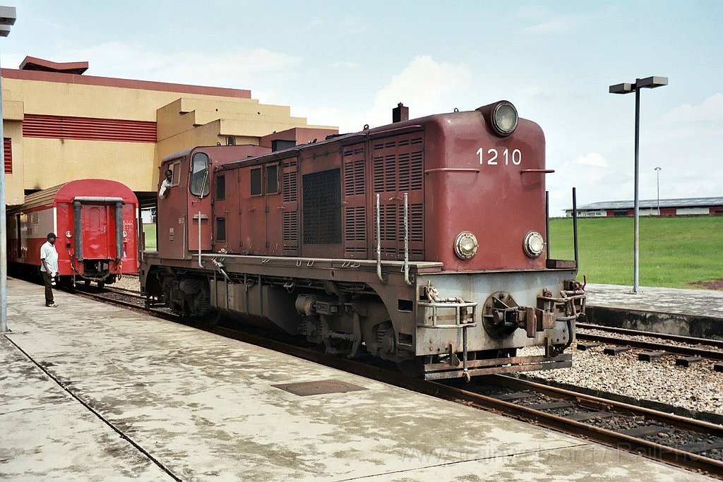 0980-0007.jpg - Camrail BB 1210 / Douala - Bessengué 2.8.2004