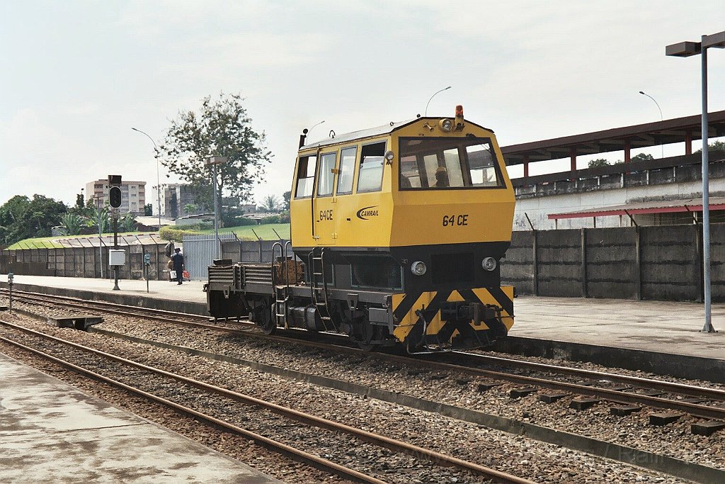 0980-0009.jpg - Camrail DC 64 CE / Douala - Bessengué 2.8.2004