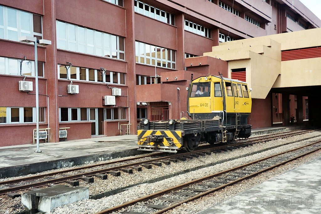 0980-0010.jpg - Camrail DC 64 CE / Douala - Bessengué 2.8.2004
