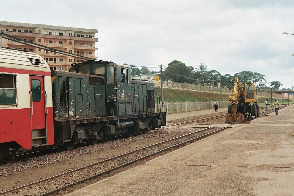 0985-0022.jpg - Camrail BB 1108 + Cemafer KGT-V3 / Yaoundé-Voyageurs 10.8.2004