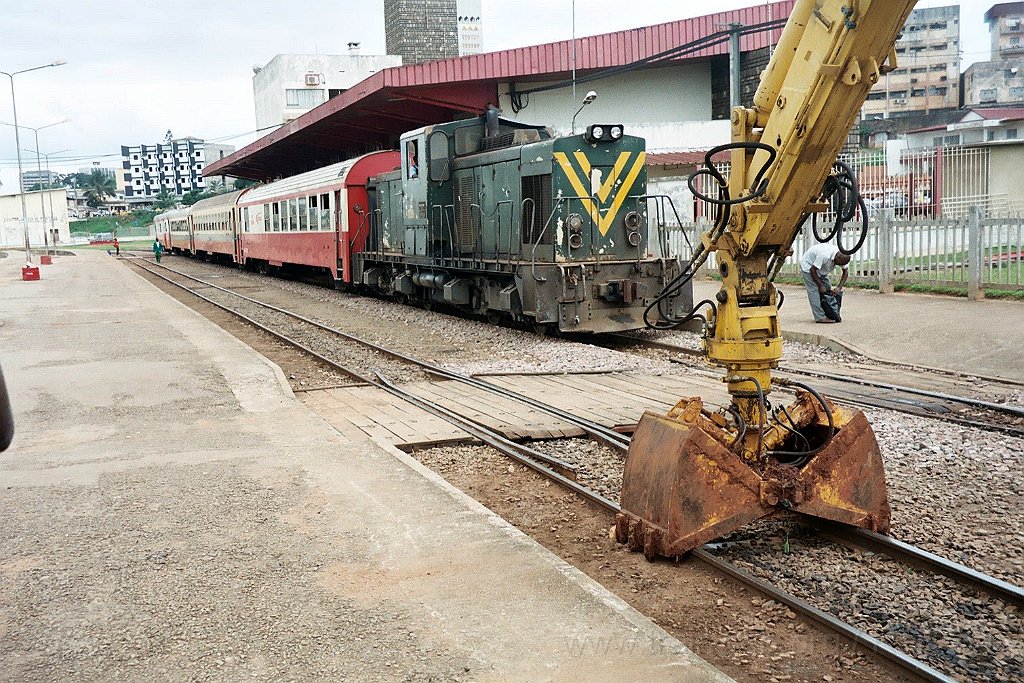 0985-0025.jpg - Camrail BB 1108 / Yaoundé-Voyageurs 10.8.2004