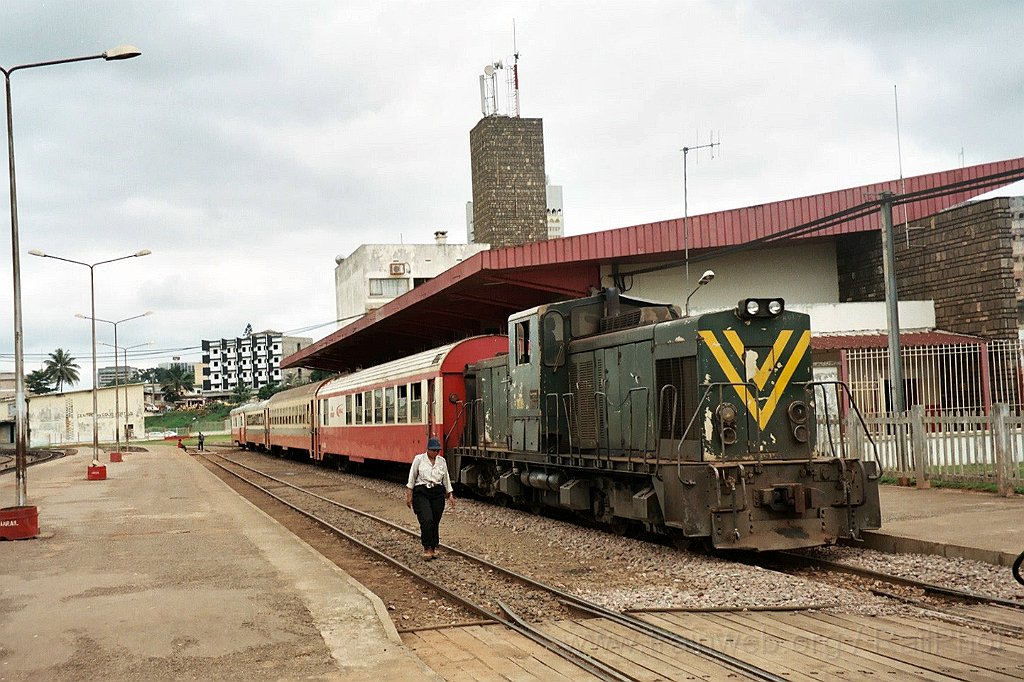 0985-0026.jpg - Camrail BB 1108 / Yaoundé-Voyageurs 10.8.2004