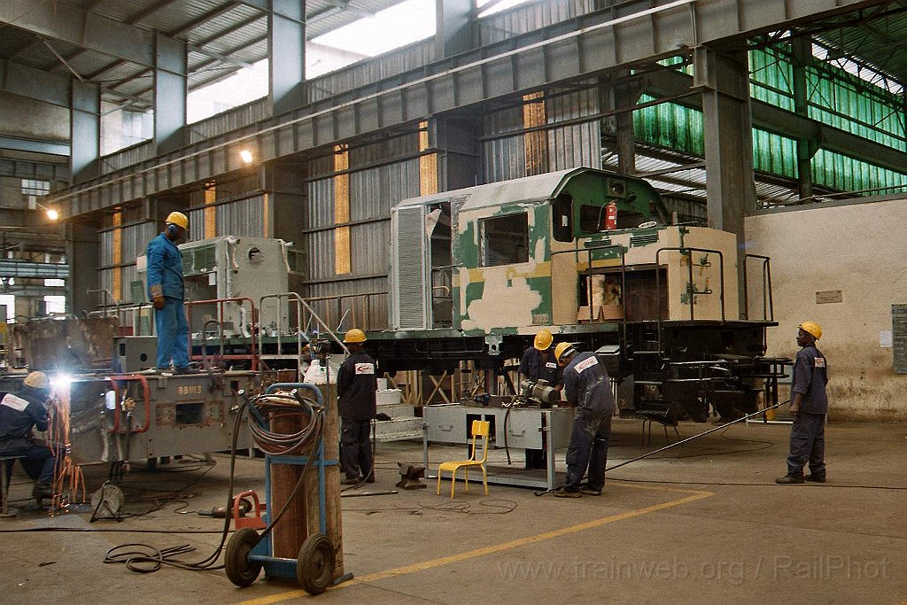 0987-0005.jpg - Camrail CC 2211 / Douala - Ateliers principaux Bassa 11.8.2004